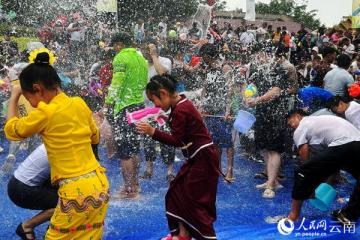 “泼水节”“三月三”......民俗游为消费市场增添新活力